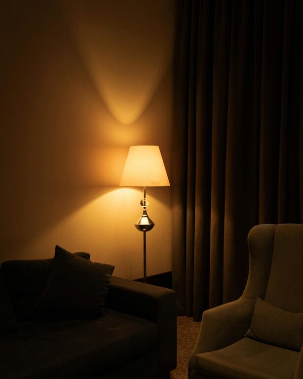 Tips for Creating a Cozy and Inviting Living Room Atmosphere at Home